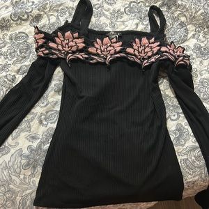 Off the shoulder flower embroider top